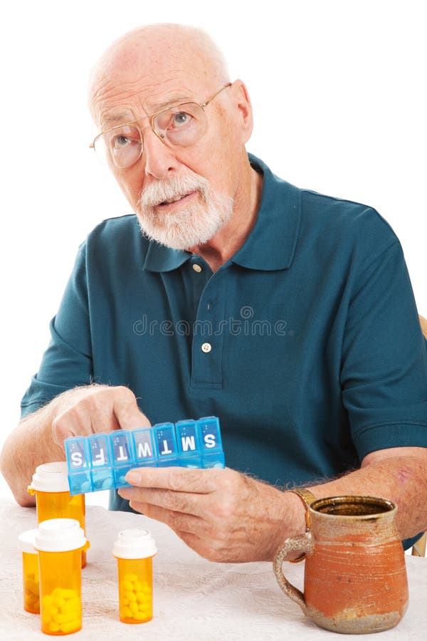 O homem sênior esqueceu tomar a medicina fotos de stock O homem sênior esqueceu tomar a medicina fotos de stock