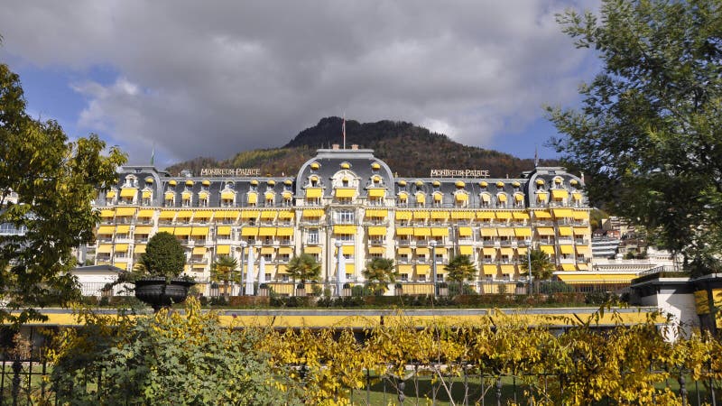 O hotel de Montreux Palace Belle Epoque, senhora idosa grande do hotelery suíço na cidade de Montreux imagem de stock O hotel de Montreux Palace Belle Epoque, senhora idosa grande do hotelery suíço na cidade de Montreux imagem de stock