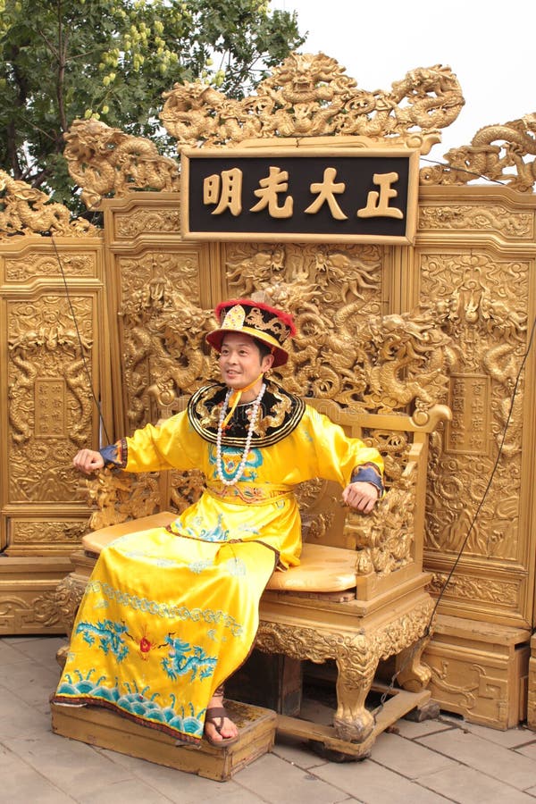 O imperador chinês é situação no trono