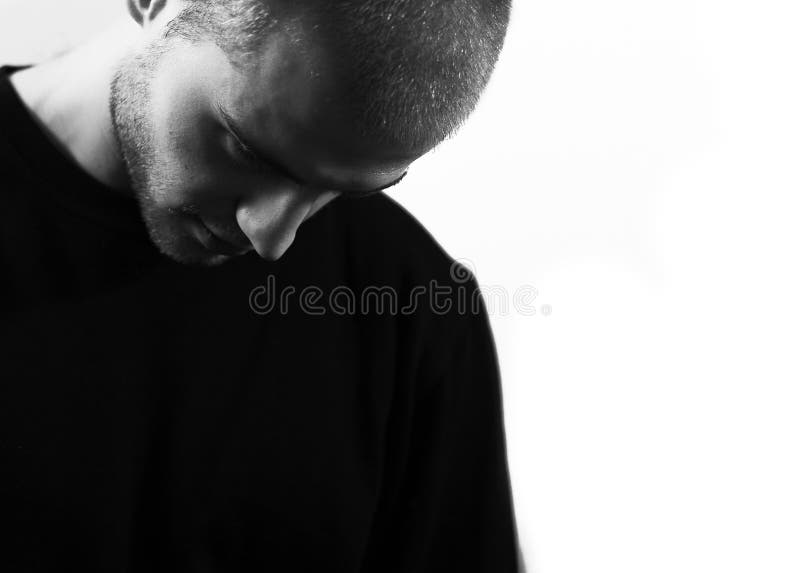 Perfil Triste Do Homem, Homem Escuro Do Indivíduo Na Depressão, Olhar Preto  E Branco, Sério Imagem de Stock - Imagem de tristeza, cara: 106974065