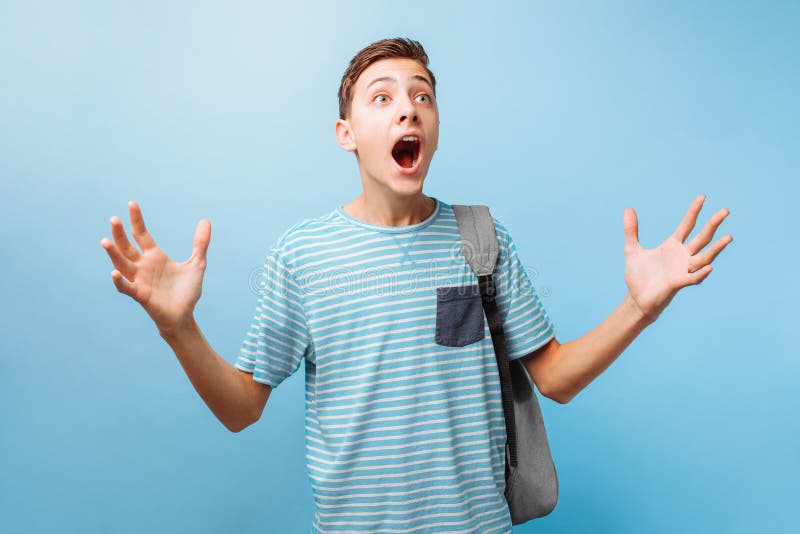 O indivíduo adolescente emocional comprimido levanta suas mãos e exclama desesperadamente, expressão facial irritante imagem de stock royalty free O indivíduo adolescente emocional comprimido levanta suas mãos e exclama desesperadamente, expressão facial irritante imagem de stock royalty free