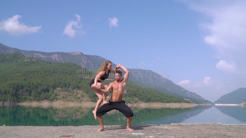 O indivíduo da ginasta treina com seu sócio em Turquia