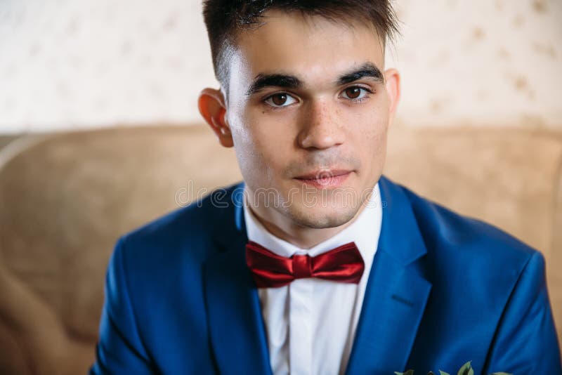 O indivíduo de olhos castanhos é um pouco embaraçado e olha na câmera Um retrato próximo de um indivíduo novo com sardas e imagens de stock royalty free O indivíduo de olhos castanhos é um pouco embaraçado e olha na câmera Um retrato próximo de um indivíduo novo com sardas e imagens de stock royalty free