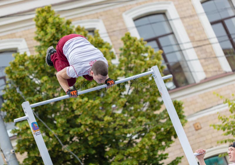 O indivíduo executa um truque imagens de stock royalty free