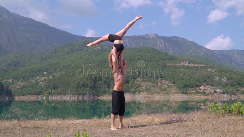 O indivíduo guarda a menina em seus braços quando executar os truques