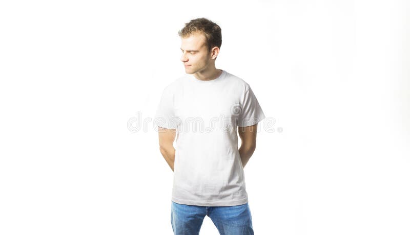 O indivíduo no t-shirt branco vazio, sorrindo em um fundo branco, zombaria acima, espaço livre, logotipo, projeto, molde para o p fotografia de stock O indivíduo no t-shirt branco vazio, sorrindo em um fundo branco, zombaria acima, espaço livre, logotipo, projeto, molde para o p fotografia de stock