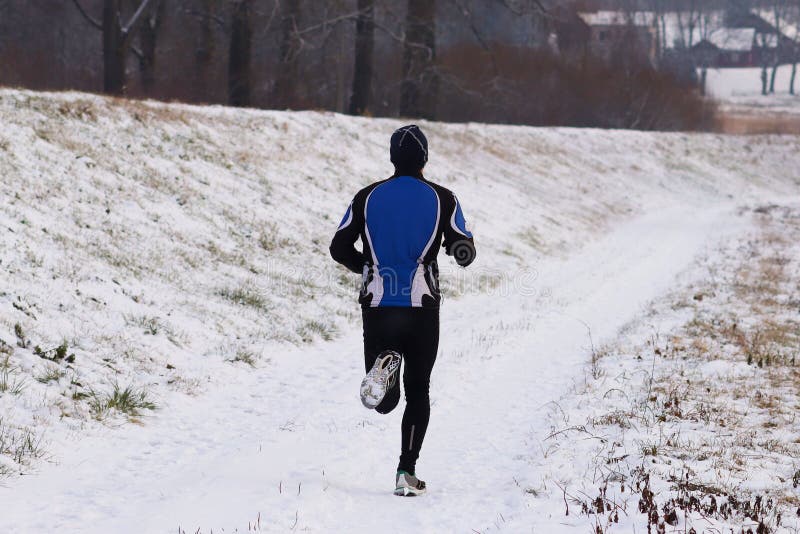O indivíduo é contratado em movimentar-se no sportswear na natureza do inverno Condições meteorológicas extremas para esportes e foto de stock royalty free O indivíduo é contratado em movimentar-se no sportswear na natureza do inverno Condições meteorológicas extremas para esportes e foto de stock royalty free