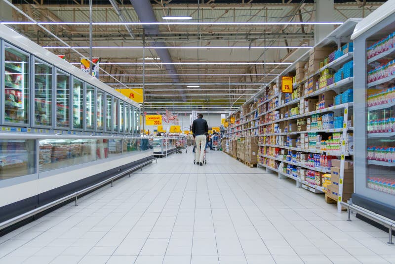 O interior de um grande supermercado fotografia de stock O interior de um grande supermercado fotografia de stock