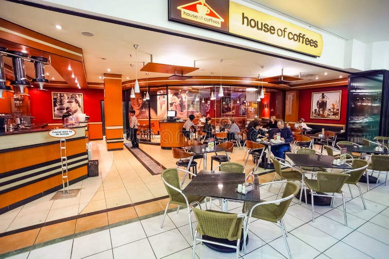 O interior do fast food remove o restaurante em uma alameda imagens de stock royalty free O interior do fast food remove o restaurante em uma alameda imagens de stock royalty free
