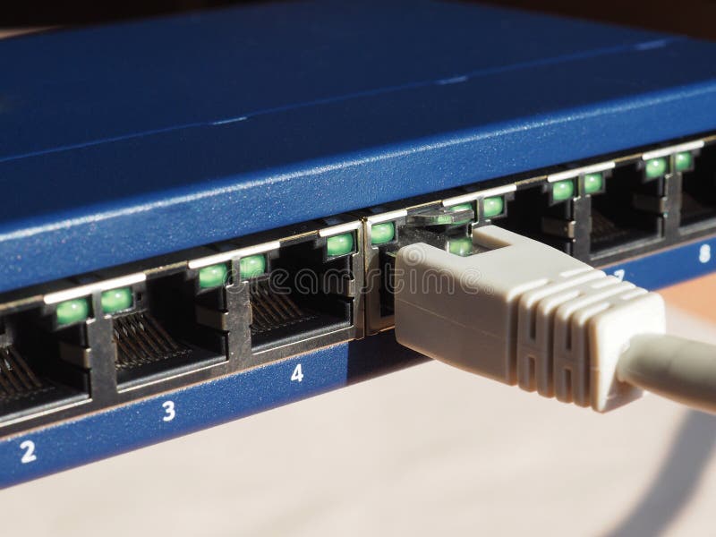 O interruptor do roteador do modem com ethernet RJ45 obstrui portos fotografia de stock O interruptor do roteador do modem com ethernet RJ45 obstrui portos fotografia de stock