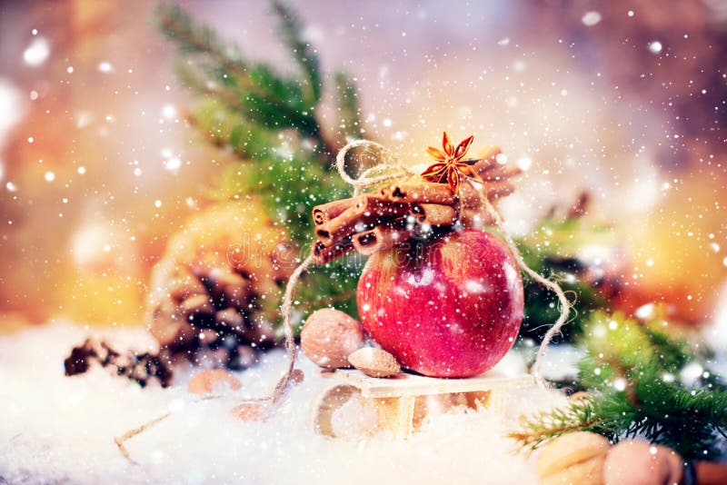 O inverno vermelho Apple ramifica canela de varas Anise Small Sledge fotografia de stock royalty free O inverno vermelho Apple ramifica canela de varas Anise Small Sledge fotografia de stock royalty free