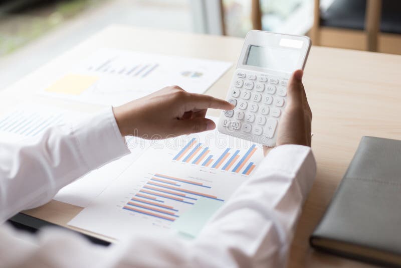 O investidor profissional, os executivos do empresário estão trabalhando e analisando as estatÃsticas do projeto resultam em re fotografia de stock O investidor profissional, os executivos do empresário estão trabalhando e analisando as estatÃsticas do projeto resultam em re fotografia de stock