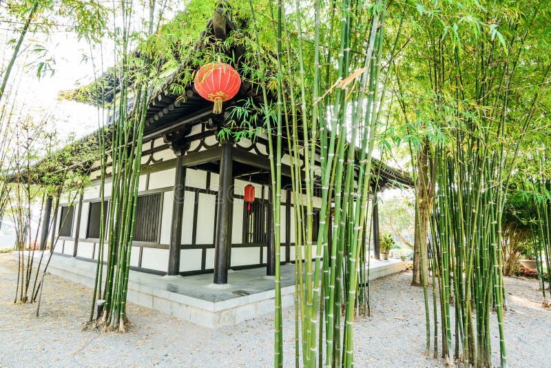 O jardim e a casa de bambu chineses fotografia de stock O jardim e a casa de bambu chineses fotografia de stock