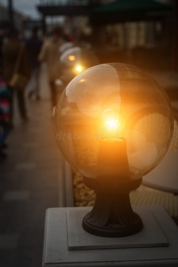 O jardim ilumina-se com a bateria solar na rua imagem de stock O jardim ilumina-se com a bateria solar na rua imagem de stock