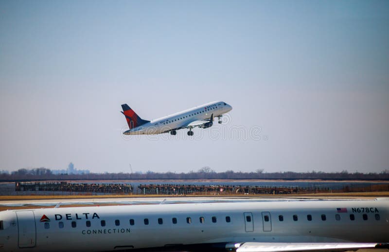 O jato de Delta Airlines decola em John F Kennedy International Airport fotografia de stock O jato de Delta Airlines decola em John F Kennedy International Airport fotografia de stock