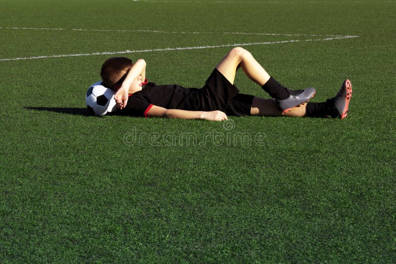 Um Jovem Jogador De Futebol Machucou Sua Perna Durante O Jogo E