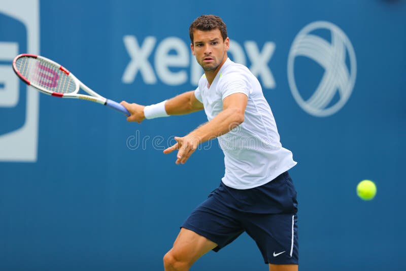 O jogador de tênis profissional Grigor Dimitrov de Bulgária pratica para o US Open 2014 fotografia de stock royalty free O jogador de tênis profissional Grigor Dimitrov de Bulgária pratica para o US Open 2014 fotografia de stock royalty free