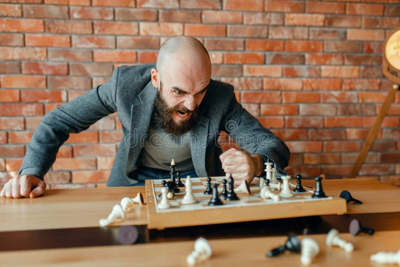 O Jogador De Xadrez Calcula Filmes E Estratégia Do Jogo Foto de Stock -  Imagem de penoso, barba: 89707052