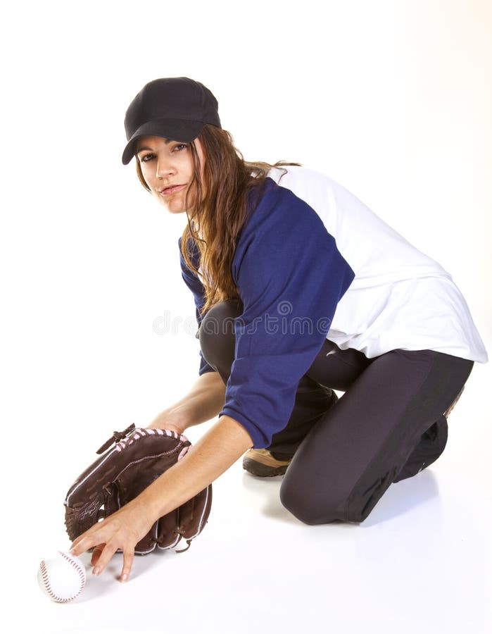 O jogador do basebol ou do softball da mulher trava uma esfera foto de stock royalty free O jogador do basebol ou do softball da mulher trava uma esfera foto de stock royalty free