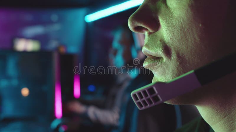 Jovens, Homens E Mulheres, Assistindo Ao Jogo De Futebol Online Através De Videapp. Ecrã De Computador Portátil Pc Com Jogadores D Imagem de Stock - Imagem de casa, digital: 227637335