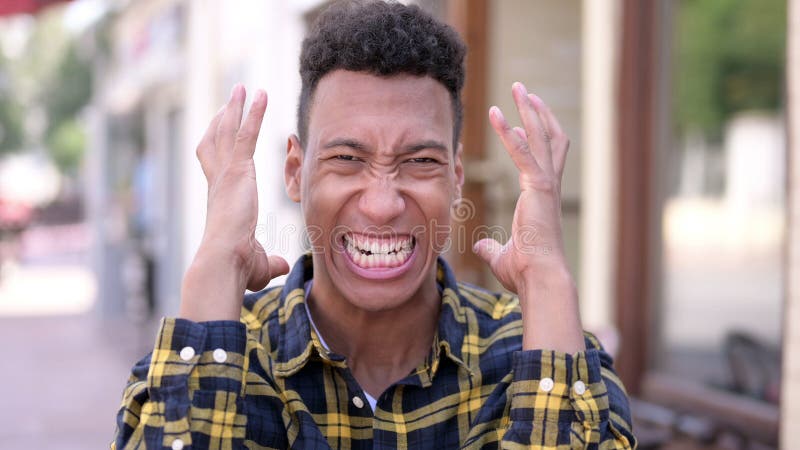 O Jovem Africano Irritado Gritando e Gritando fotos de stock