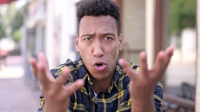 O Jovem Africano Irritado Gritando e Abusando fotografia de stock royalty free