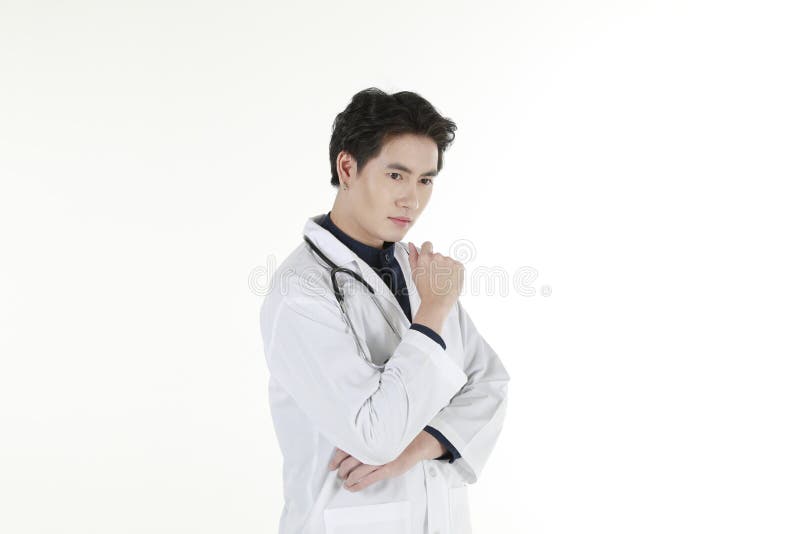 O jovem médico estagiário asiático com estetoscópio fotos de stock royalty free O jovem médico estagiário asiático com estetoscópio fotos de stock royalty free