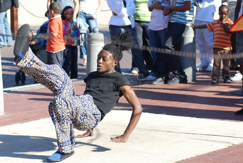 O jovem veste a roupa tradicional imagens de stock royalty free