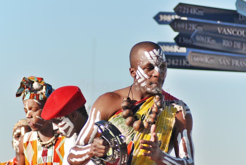 O jovem veste a roupa tradicional imagens de stock