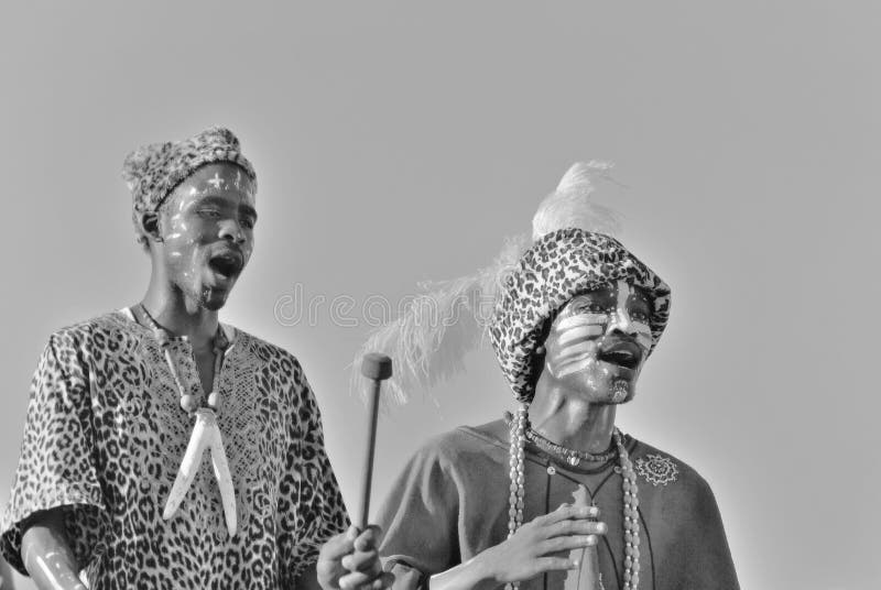 O jovem veste a roupa tradicional imagens de stock