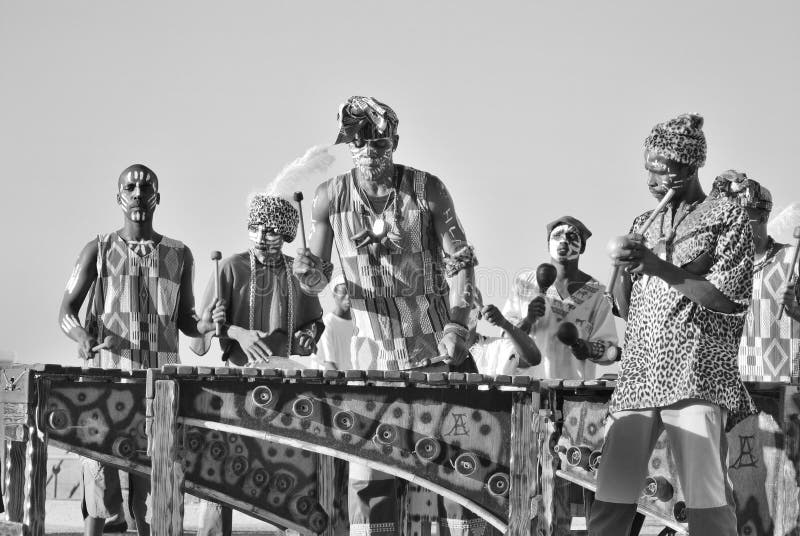 O jovem veste a roupa tradicional fotografia de stock