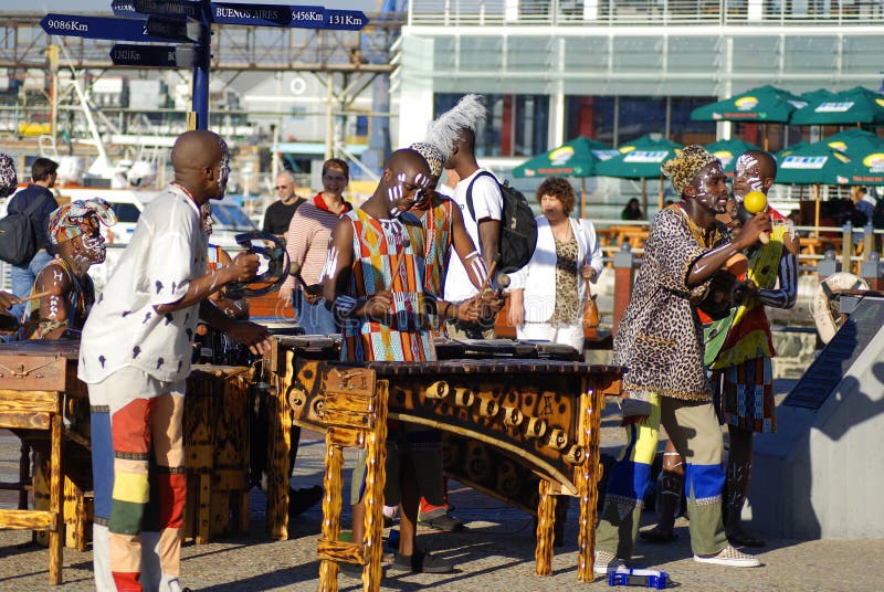 Jovens usam vestuário tradicional foto de stock royalty free