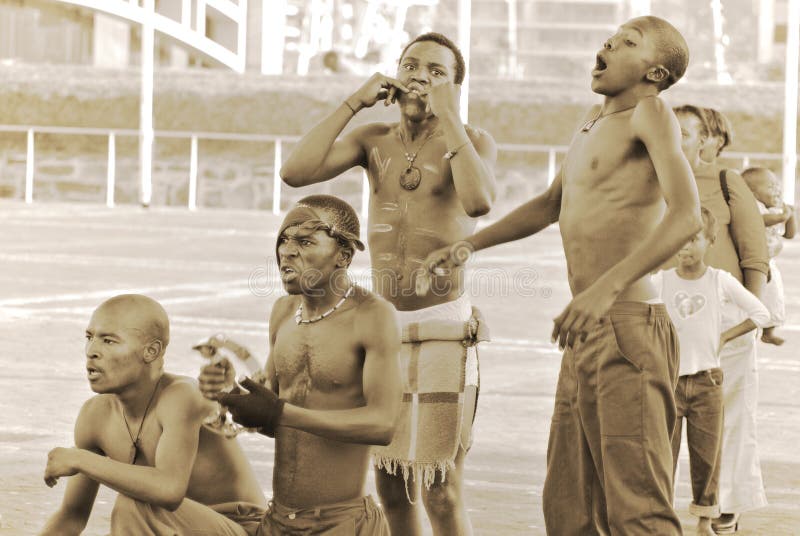 Jovens usam vestuário tradicional imagens de stock royalty free