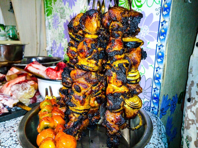 O kebab está pronto para comer e pronto para ser baleado imagem de stock royalty free