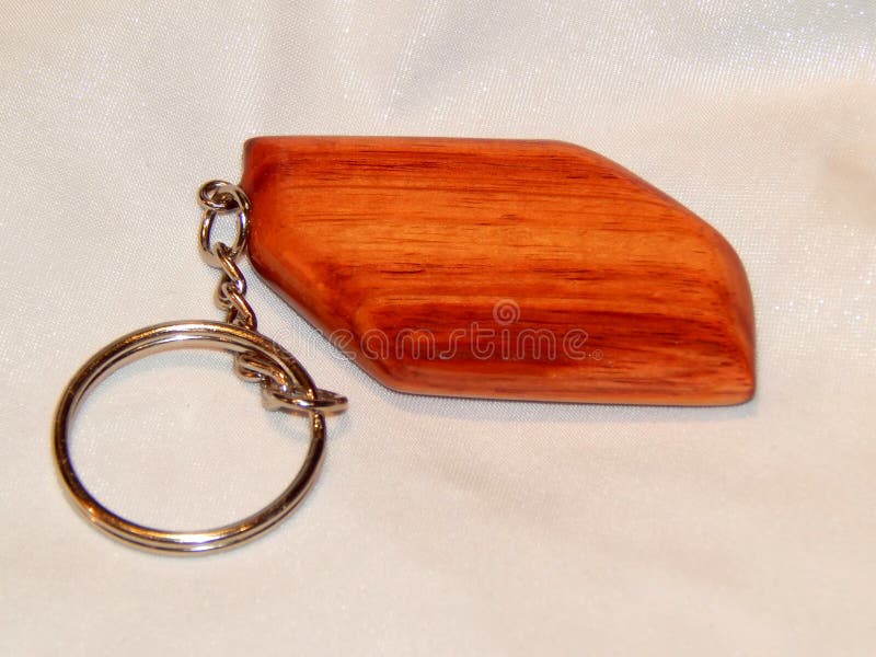 O keychain de madeira de madeira feito a mão fez da árvore de tulipa cor-de-rosa exótica fotos de stock O keychain de madeira de madeira feito a mão fez da árvore de tulipa cor-de-rosa exótica fotos de stock