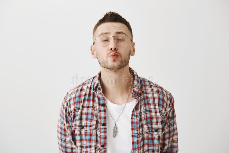 O kisser bonito quer algum amor Retrato do homem farpado maduro bonito nos olhos de fechamento do equipamento na moda e da espera fotos de stock royalty free O kisser bonito quer algum amor Retrato do homem farpado maduro bonito nos olhos de fechamento do equipamento na moda e da espera fotos de stock royalty free