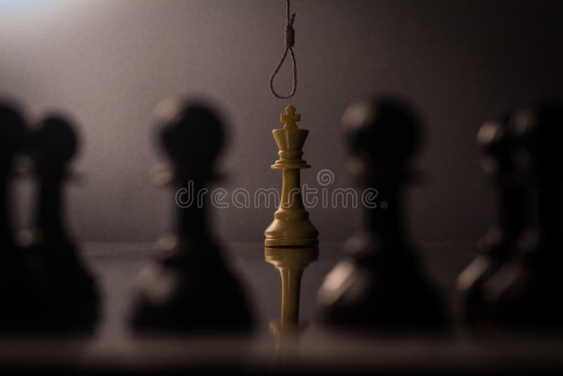 O Lado Branco Se Perde No Jogo De Xadrez E O Rei Está Sendo Enforcado. Foto  de Stock - Imagem de xadrez, lado: 186663350