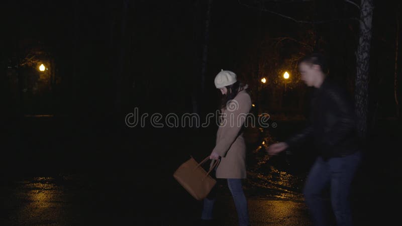 O ladrão ataca uma mulher bêbado no final da noite vídeos de arquivo