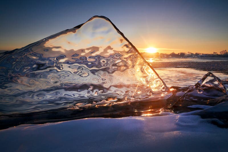 O Lago Baikal no por do sol, tudo é coberto com o gelo e a neve, fotografia de stock O Lago Baikal no por do sol, tudo é coberto com o gelo e a neve, fotografia de stock