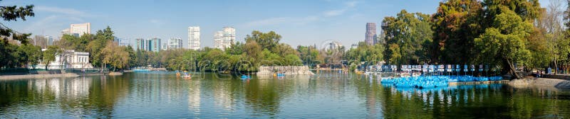 O lago no parque de Chapultepec em Cidade do México fotografia de stock royalty free O lago no parque de Chapultepec em Cidade do México fotografia de stock royalty free