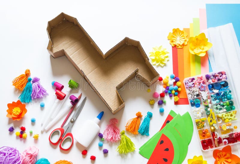 O lama mexicano do Pinata do de Mayo do cinco de Diy fez o cart?o e o papel crepom suas pr?prias m?os em um fundo branco O lama mexicano do Pinata do de Mayo do cinco de Diy fez o cart?o e o papel crepom suas pr?prias m?os em um fundo branco
