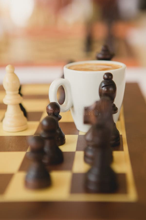 Tática E Estratégia Da Vida Moderna No Conceito Xícara De Café No Tabuleiro  De Xadrez Imagem de Stock - Imagem de café, xadrez: 75207121