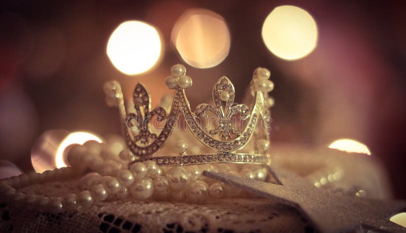o laço da tiara da coroa da princesa stars o Natal romântico das luzes do bokeh do casamento das flores das tulipas das pérolas d fotografia de stock royalty free o laço da tiara da coroa da princesa stars o Natal romântico das luzes do bokeh do casamento das flores das tulipas das pérolas d fotografia de stock royalty free