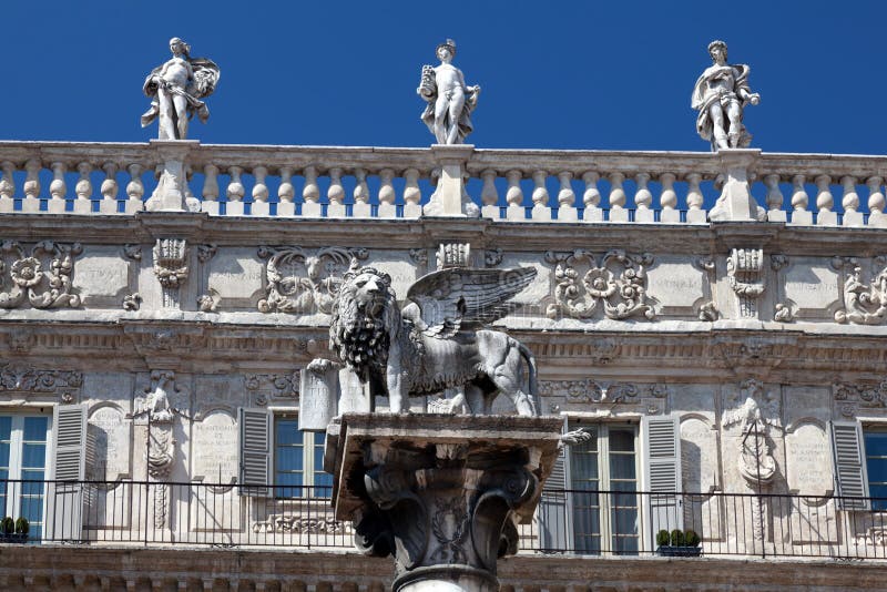 Símbolo De Leão Branco Da Serenissima Repubblica Que Significa Serena  República De Venice Em Itália Imagem de Stock - Imagem de céu, mastro:  260728331