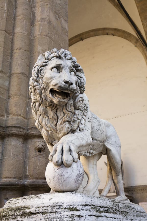 O leão de Vacca Medici fora do dei Lanzi da loggia no della Signoria de Piazzo em Florença, Itália, o 22 de maio de 2016 imagens de stock royalty free O leão de Vacca Medici fora do dei Lanzi da loggia no della Signoria de Piazzo em Florença, Itália, o 22 de maio de 2016 imagens de stock royalty free