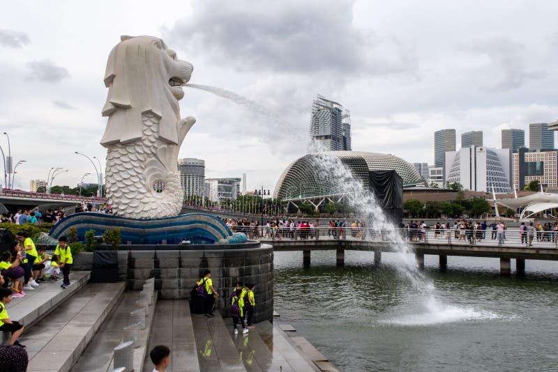 O leão e a escultura de peixe personificação nacional de singapore no merlion park centro distrito imagem de stock