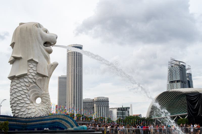 O leão e a escultura de peixe personificação nacional de singapore no merlion park centro distrito foto de stock