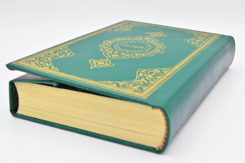 O livro sagrado dos mu?ulmanos, o Qur ?um verde do livro fotos de stock O livro sagrado dos mu?ulmanos, o Qur ?um verde do livro fotos de stock
