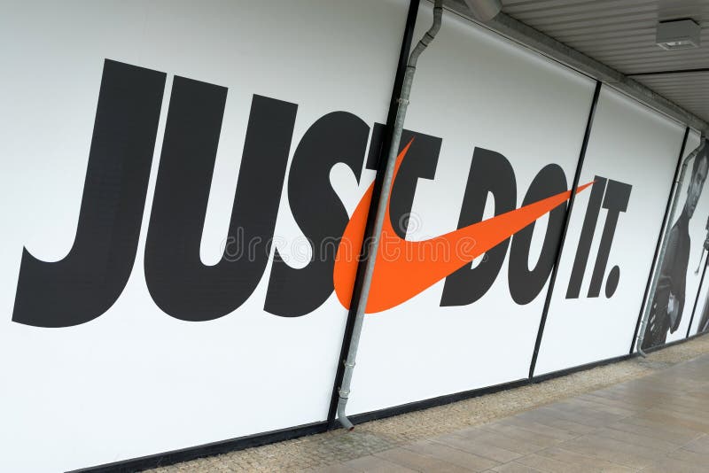 O logotipo de Nike e a divisa de Nike foto de stock royalty free O logotipo de Nike e a divisa de Nike foto de stock royalty free