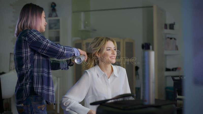 O louro emocional olha no espelho e na fala com seu estilista